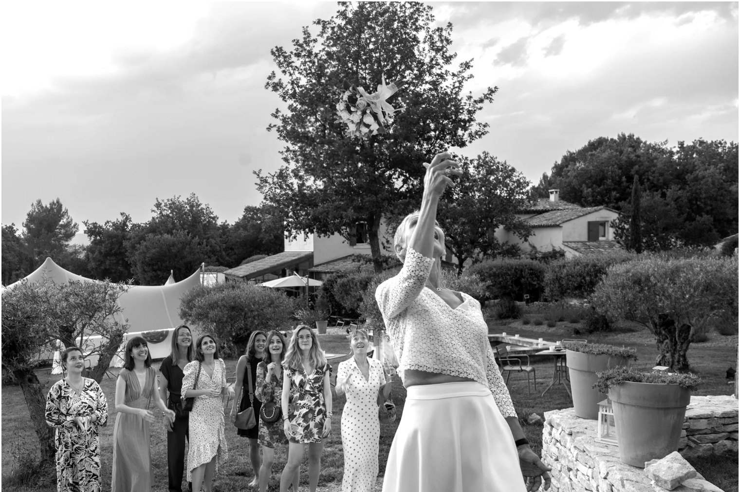 Black and white bouquet toss moment